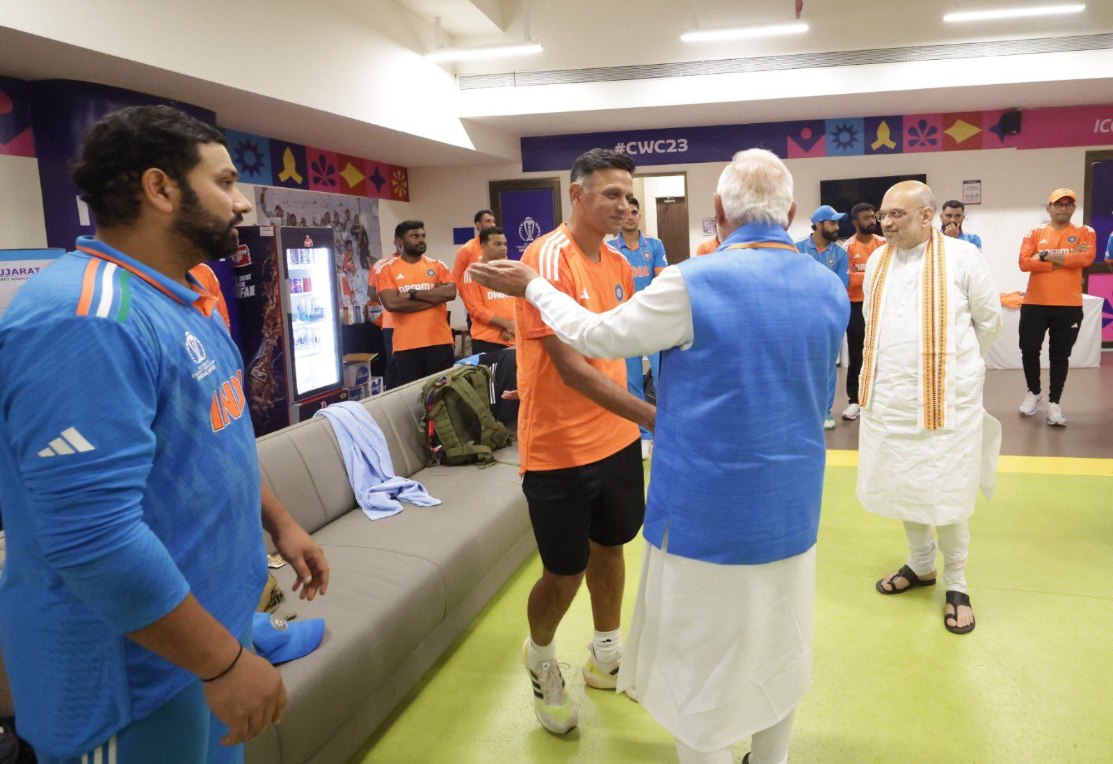 (कोच राहुल द्रविड़ से हाथ मिलाते हुए पीएम मोदी)