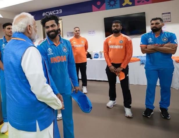 (रविंद्र जडेजा के साथ पीएम मोदी)