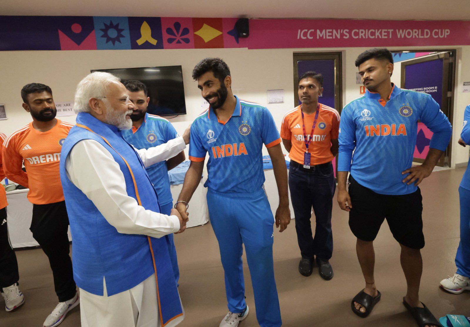 (जसप्रीत बुमराह के साथ प्रधानमंत्री मोदी)