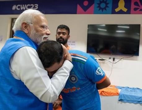 (मोहम्मद शमी को गले लगाते हुए पीएम मोदी)