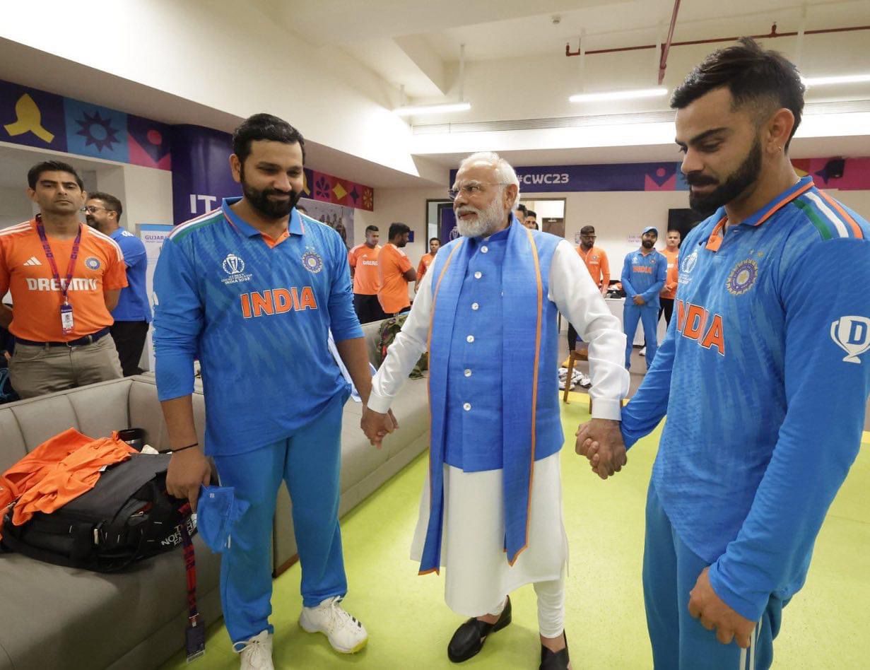(रोहित शर्मा और विराट कोहली का हाथ थामे हुए प्रधानमंत्री मोदी)