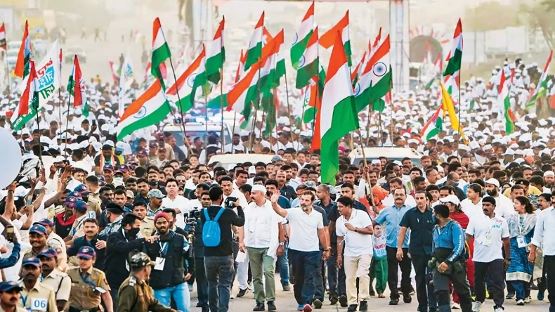 ’10 किलो वजन कम कर फिर राहुल गांधी से मिलना’, भरी सभा में कांग्रेस नेता ने जीशान सिद्दीकी का उड़ाया मजाक
