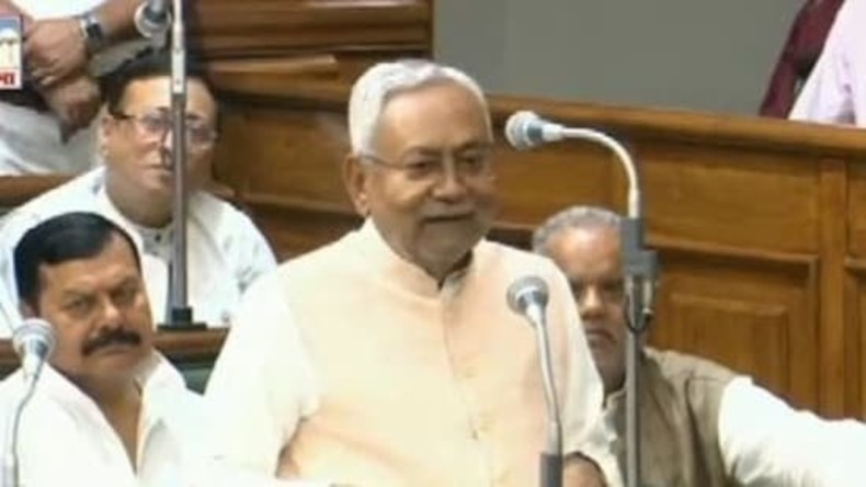 नीतीश कुमार महिला के साथ स्टेज पर ही शुरू हो गए, पहले गले में डाला हाथ, फिर जोर से खींचा अपनी तरफ, फिर करने लगे… वीडियो हुआ वायरल!