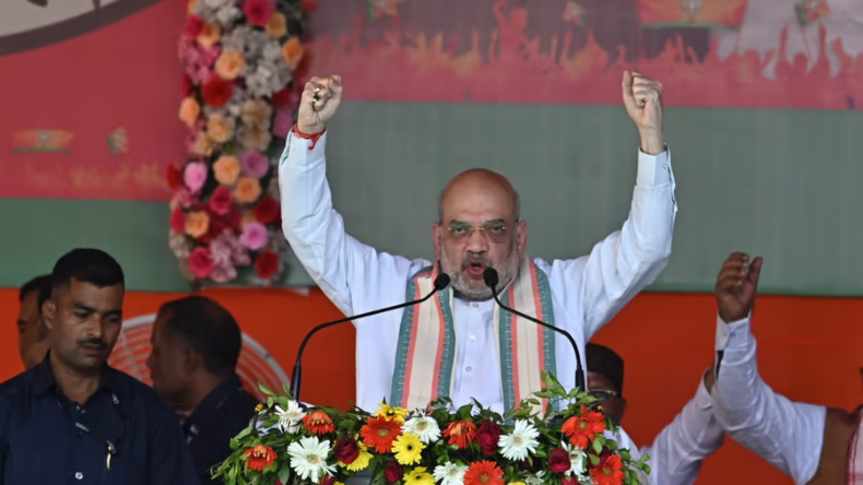 Bihar: बेगूसराय में गिरिराज सिंह का हाथ पकड़कर गरजे शाह, विपक्ष पर जोरदार हमला