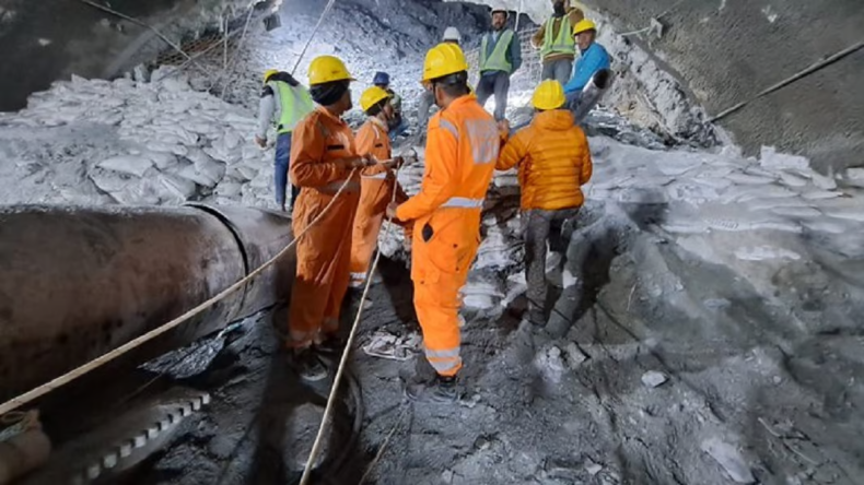 Shah Rukh Khan Met Uttarkashi Tunnel Heroes: किंग खान ने उत्तरकाशी टनल के हीरोज से की मुलाकात