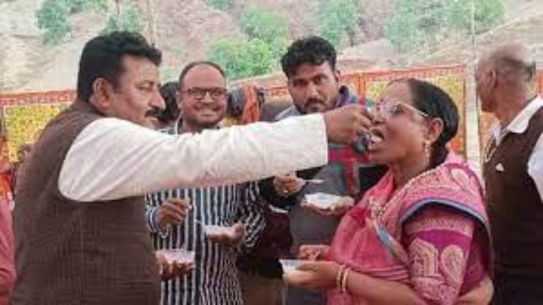 दिवाली पर कर्मचारियों को मिली फंगस वाली मिठाई, गुस्साए लोगों ने शेयर की तस्वीर