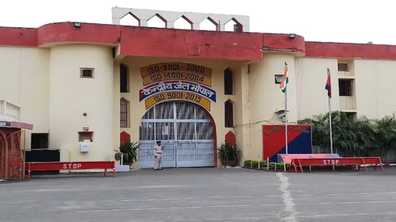 भोपाल: ट्रैफिक नियमों का पालन नहीं करने वालों पर ताबड़तोड़ कार्रवाई, यातायात पुलिस ने चलाया चेकिंग अभियान