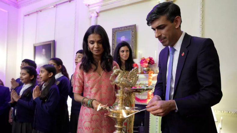 ब्रिटेन में आम चुनाव के लिए वोटिंग जारी, पीएम ऋषि सुनक ने पत्नी अक्षता के साथ डाला वोट