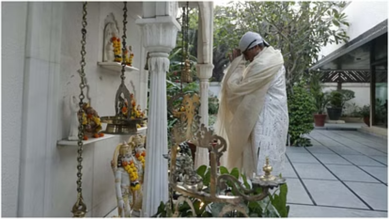 Delhi: छठ पूजा के लिए बिहार जाने वाले यात्रियों का रेलवे स्टेशनों पर हुजूम, सीटों के लिए हो रही मारा-मारी