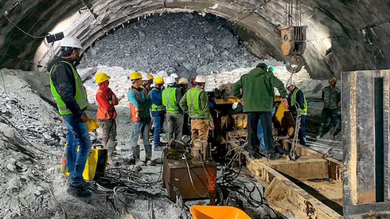 Uttarkashi Tunnel Collapse: श्रमिकों के रेस्क्यू ऑपरेशन पर PM मोदी की नजर, धामी से की फोन पर बात