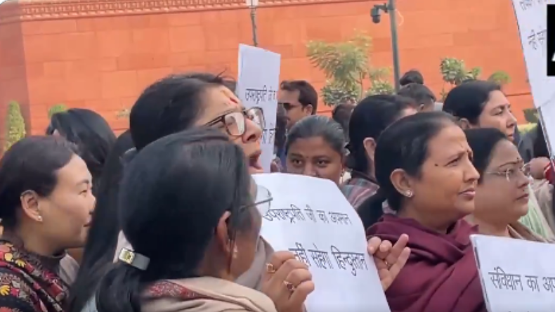 संसद में ये क्या हो रहा! मोदी-अडानी लिखा बैग लेकर पहुंचीं प्रियंका तो राहुल बोल पड़े- हाउ क्यूट