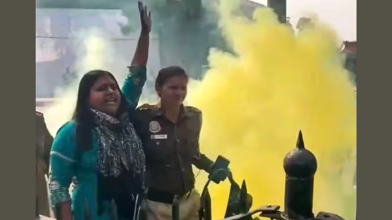 Arvind Kejriwal: क्राइम ब्रांच की टीम पहुंची अरविंद केजरीवाल के आवास