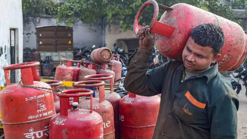 LPG Price Hike: एक बार फिर बढ़े एलपीजी सिलेंडर के दाम, जानें अब कितने में मिलेगी एक टंकी