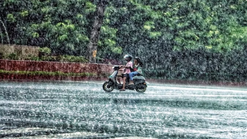 Weather Update Today: राजधानी में बारिश से राहत, यूपी, बिहार, ओडिशा व झारखंड में ‘हीटवेव’ की चेतावनी, IMD का नया अपडेट
