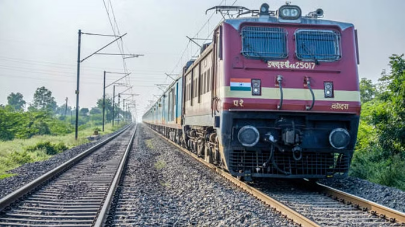 UP: रेलवे स्टेशनों पर यूटीएस और क्यूआर कोड स्कैन की मिलेगी सुविधा, कतारों में लगने से बचेंगे यात्री