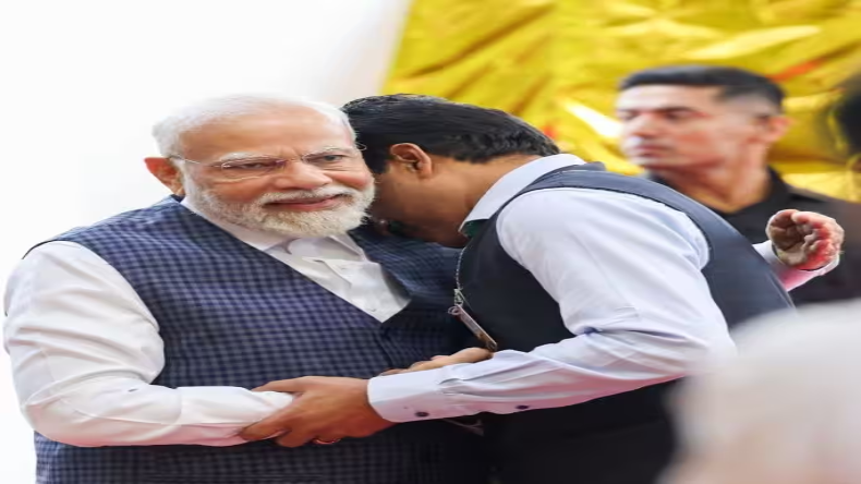 पीएम मोदी की तमिलनाडु के चेन्नई में एक दिव्यांग कार्यकर्ता के साथ ली गई सेल्फी की तस्वीर