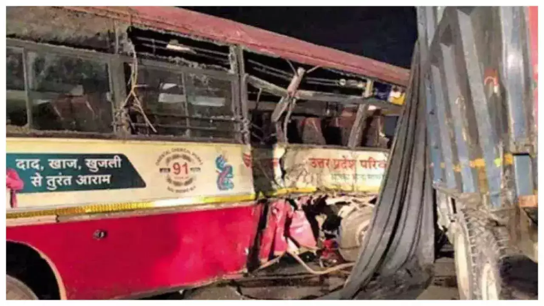 बसों के बीच में बुरी तरह से दबा युवक, बाल-बाल बची जान, वीडियो हुआ वायरल