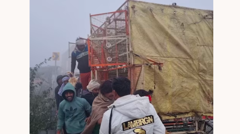 उत्तर प्रदेश: आगरा पुलिस ने 18 वर्षीय लापता किशोरी को राजस्थान से ढूंढा, परिवार को सौंपा