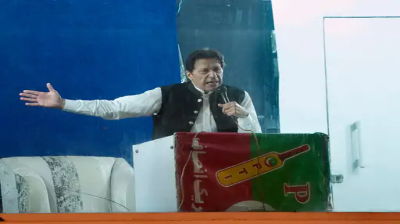पाकिस्तानी सेना ने आतंकियों की घुसैपठ के लिए LOC पर झाड़ियों में लगाई आग, हाई अलर्ट पर पुंछ और राजौरी