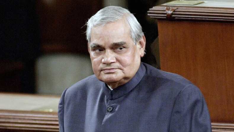 ‘काल के कपाल पर लिखता मिटाता हूं, गीत नया गाता हूं’, पत्थर में भी जान फूंकती हैं अटल बिहारी की ये 3 तीन कविताएं