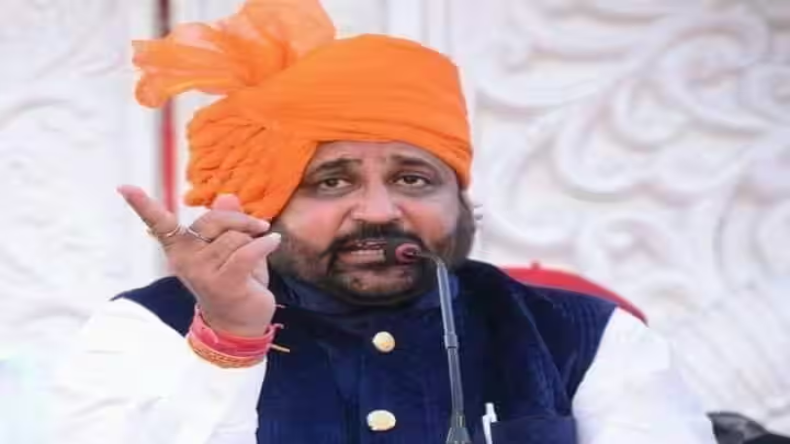 करणी सेना के अल्टीमेटम पर अखिलेश बोले ये नकली सेना है, सुनों बीजेपी वालों हम चुप नहीं बैठेंगे!