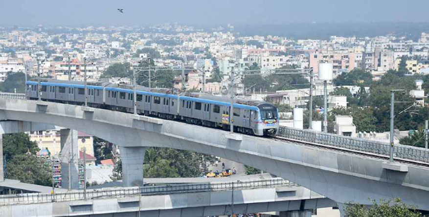 ऋषिकेश के रेलवे स्टेशन पर सांप दिखने से मचा हड़कंप, वायरल वीडियो