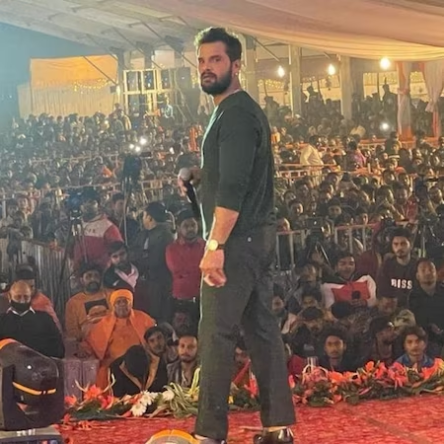 सोफे पर लेटकर शर्ट के बटन खोल अक्षरा सिंह ने दिए पोज, तस्वीरों ने इंटरनेट पर मचाया बवाल