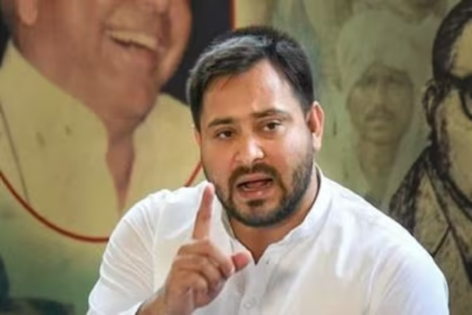 Lalu Yadav: 77 साल की उम्र में लालू यादव ने काटा 77 पाउंड का केक, गोद में दिखी तेजस्वी की बेटी