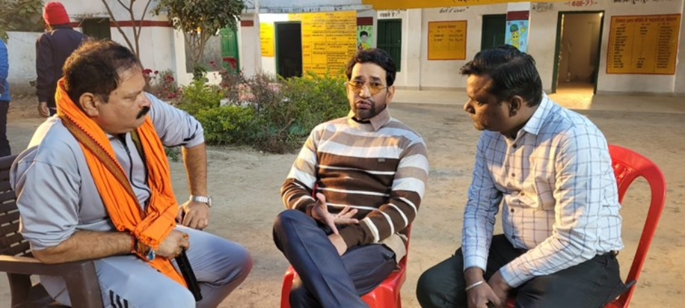 Nirhua: आजमगढ़ में निरहुआ के लिए प्रचार कर रहीं हैं अक्षरा सिंह के साथ भोजपुरी की ये एक्ट्रेस, खूब जुट रही है भीड़