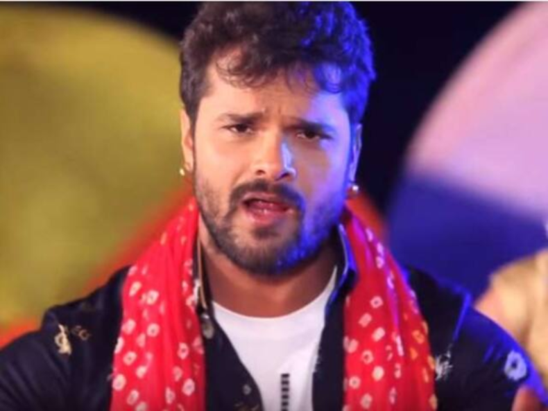 Khesari Lal Yadav : बिहार बोर्ड दसवीं की परीक्षा में तीसरा स्थान पाने वाली पलक कुमारी को खेसारी लाल यादव ने दिया लैपटॉप