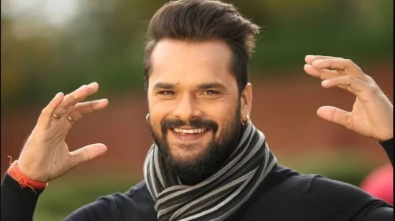 Khesari Lal Yadav : बिहार बोर्ड दसवीं की परीक्षा में तीसरा स्थान पाने वाली पलक कुमारी को खेसारी लाल यादव ने दिया लैपटॉप