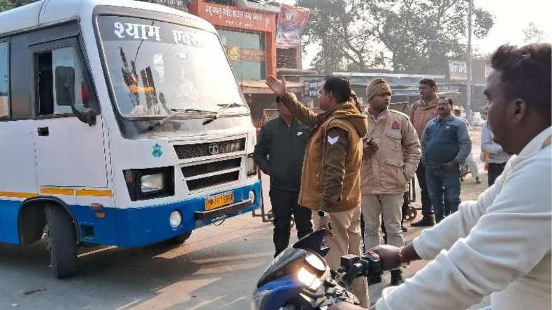 Ayodhya News: दुनियाभर से रामलला के दर्शन करने आ रहे हैं श्रद्धालु, रोज दो से ढाई लाख भक्त पहुंच रहे रामनगरी