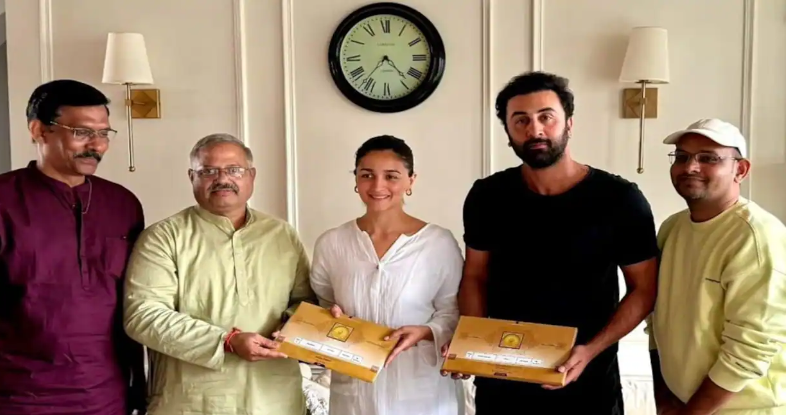 आलिया भट्ट पति और बेटी संग क्रिसमस पार्टी के लिए पहुंची पिता के घर, मां ने तस्वीरें शेयर