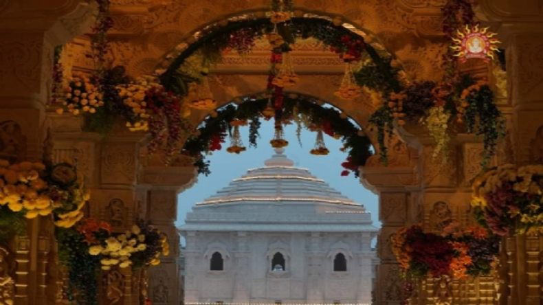 Ayodhya: हाथ में चांदी का छत्र और चुनरी लेकर राम मंदिर पहुंचे पीएम मोदी, प्राण प्रतिष्ठा अनुष्ठान शुरू