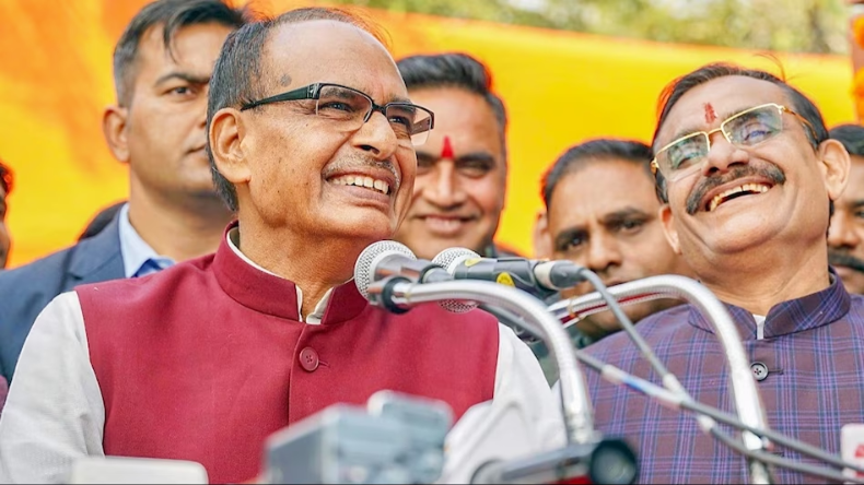 Lok Sabha Election: चुनाव से पहले पूर्व सीएम शिवराज ने किया लोकल ट्रेन का सफर, बोले-मेहनत तो करनी पड़ती है