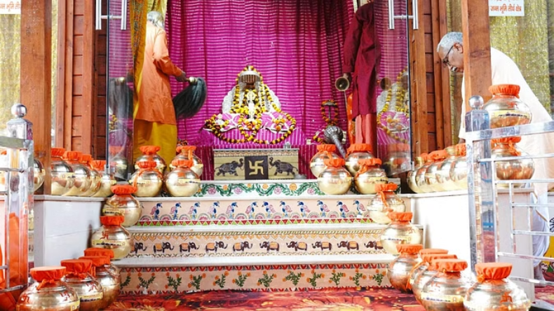 Ayodhya Ram Mandir: दस दिनों के अंदर रामलला को मिला 12 करोड़ का चढ़ावा, ऑनलाइन भी आ रहा है दान