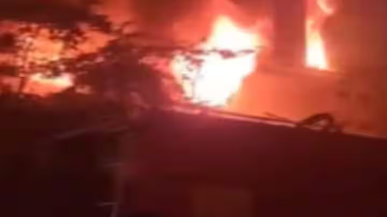 Delhi Fire: दिल्ली पुलिस ट्रेनिंग स्कूल के मालखाने में भीषण आग, मौके पर दमकल की 5 गाड़ियां