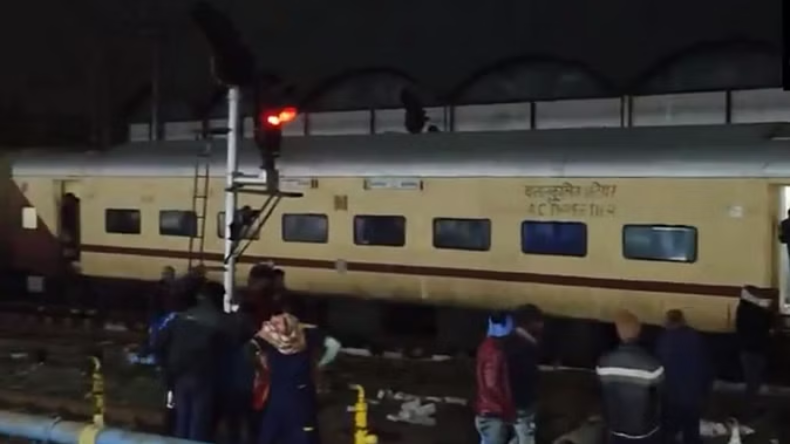 यूपी में फिर ट्रेन हादसा,सहारनपुर रेलवे स्टेशन के पास मालगाड़ी के दो डिब्बे पटरी से उतरे