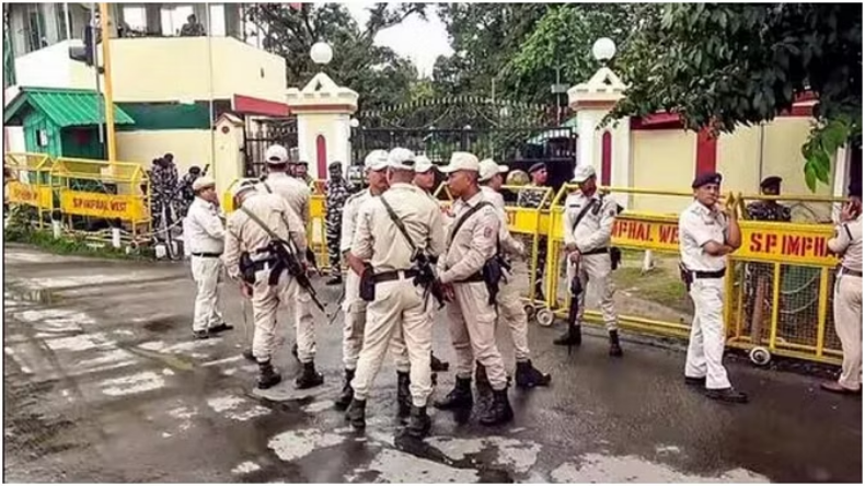 Manipur: मणिपुर में प्रदर्शन के दौरान हंगामा, सेना को करनी पड़ी हवाई फायरिंग
