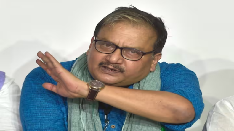 RJD Reaction: नरेंद्र मोदी के पैर छूने पर सीएम नीतीश पर भड़की आरजेडी, बोली-बिहारवासियों को दुख हुआ