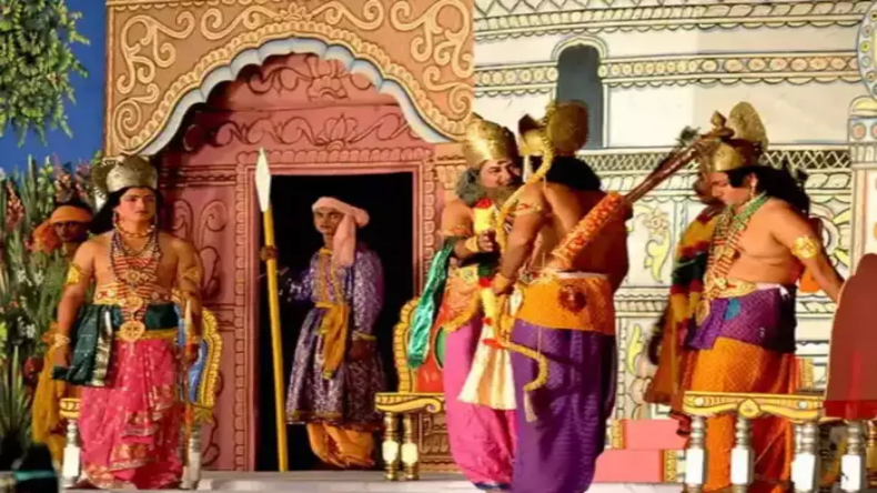 दिवाली-छठ से पहले भीड़ के सामने रेलवे सिस्टम फेल, लोगों ने लगाई क्लास