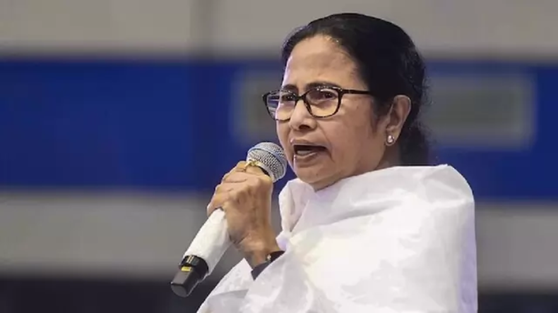 तृणमूल कांग्रेस की स्टूडेंट विंग ने दिखाए काले झंडे तो बंगाल के राज्यपाल का आया अजब बयान