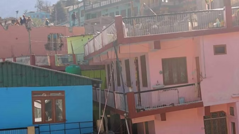 लैंडफॉल के बाद तबाही मचा रहा विनाशकारी तूफान ‘दाना’, 120KM की रफ्तार, भारी बारिश, उजड़े कई घर