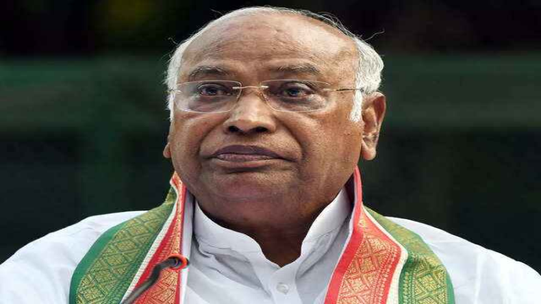 कांग्रेस ने मोदी सरकार के खिलाफ पेश किया ‘ब्लैक पेपर’, केंद्र भी UPA पर जारी करेगा ‘व्हाइट पेपर’