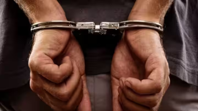 चलती बाइक पर अश्लील हरकत करने वाला कपल गिरफ्तार, दोनों ने मांगी माफी, देखें वीडियो