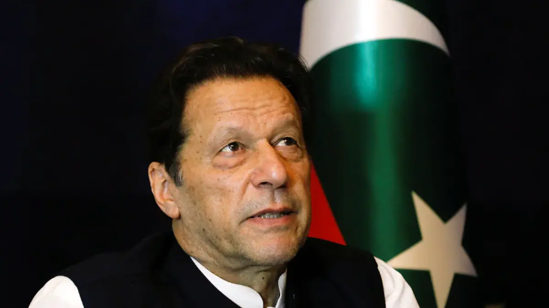 Pakistan: आर्मी चीफ से भिड़ना पड़ा भारी, अब इमरान खान के चुनाव लड़ने का रास्‍ता बंद