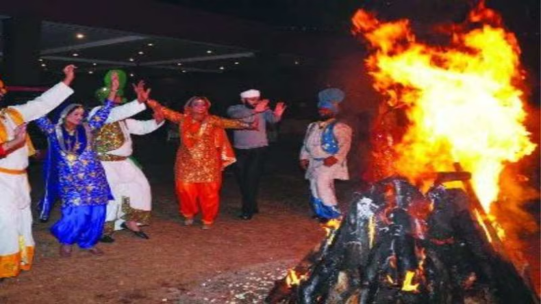 महाकुंभ का पहला स्नान आज, उद्घाटन पर CM योगी ने दी बधाई, फिर आई भांगड़ा करने की बारी, लोहड़ी को बनाए खास