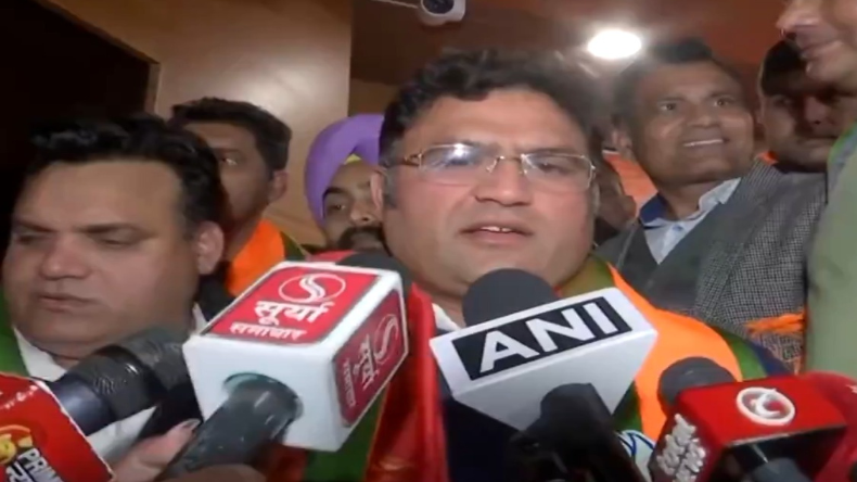 एक दिन पहले पीएम मोदी ने की थी तारीफ, जानें क्यों गई CM खट्‌टर की कुर्सी