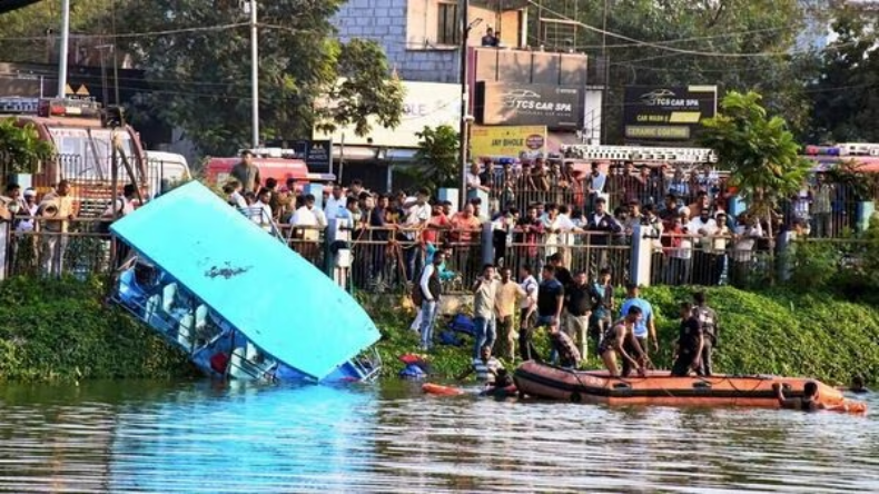 वडोदरा में युवक का अतरंगी शौक, मगरमच्छ को स्कूटर पर बैठा कर रहा शहर की सैर