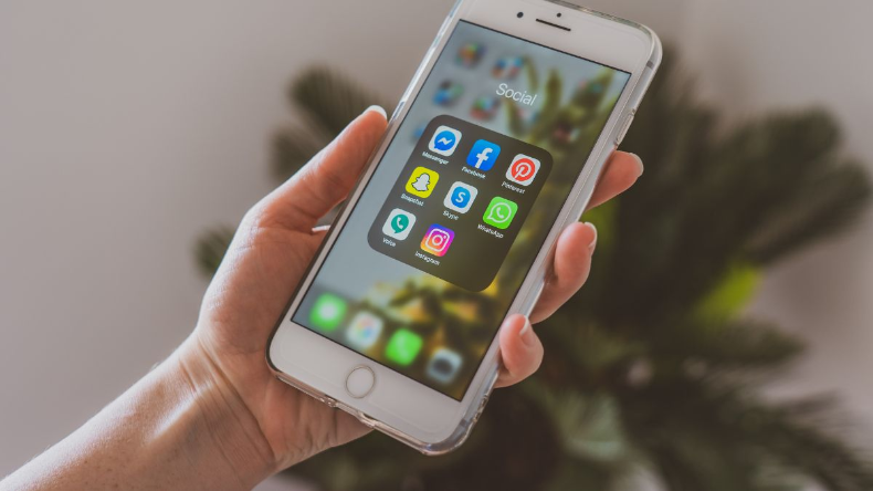 सिर्फ हीरो-हीरोइन के हाथों में ही क्यों दिखता है Apple, विलेन क्यों नहीं चलाते iPhone?
